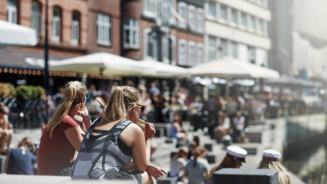 Oplevelser i Aarhus folk der slapper af på en plads | Photo by: photopop | source: VisitAarhus
