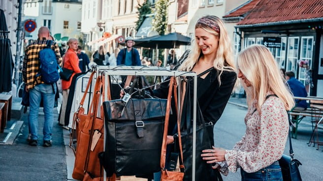 To piger på shoppetur i Latinerkvarteret i Aarhus | photo by: Frame & Work | Source: VisitAarhus