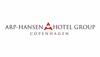 Logo for Arp-Hansen Hotel Group, med teksten "Arp-Hansen Hotel Group Copenhagen" med et stiliseret rødt 'A' i midten mod en hvid baggrund.