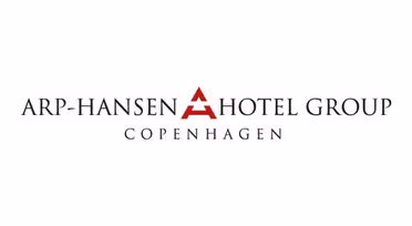 Logo for Arp-Hansen Hotel Group, med teksten "Arp-Hansen Hotel Group Copenhagen" med et stiliseret rødt 'A' i midten mod en hvid baggrund.