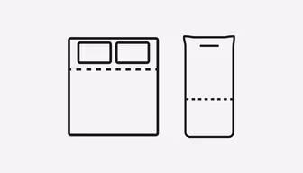 Illustration, der viser en dynefoldningsguide. Til venstre en seng med en dyne foldet på midten, angivet med en stiplet linje. Til højre rullede dynen op med endnu en stiplet linje, der indikerer foldningsretningen.