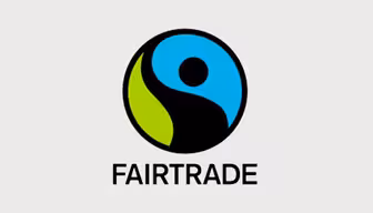 Billedet viser Fairtrade-logoet, med en stiliseret person i sort mod en blå og grøn cirkulær baggrund, med ordet "FAIRTRADE" nedenfor i sort tekst.