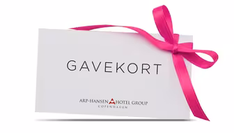 Gavekort med "GAVEKORT" tekst, bundet med et lyserødt bånd. På kortet står "Arp-Hansen Hotel Group" og "Copenhagen" i mindre tekst nedenfor.