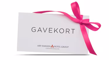 Gavekort med "GAVEKORT" tekst, bundet med et lyserødt bånd. På kortet står "Arp-Hansen Hotel Group" og "Copenhagen" i mindre tekst nedenfor.