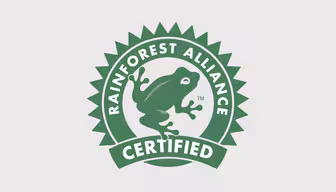 Grønt cirkulært segl med en silhuet af en frø med teksten "Rainforest Alliance Certified" omkring den. Designet har en spids ydre kant, hvilket giver det et badge-lignende udseende.