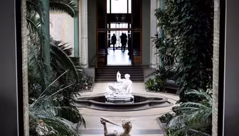 Stemningsfuldt billede inde fra på Glyptoteket i København